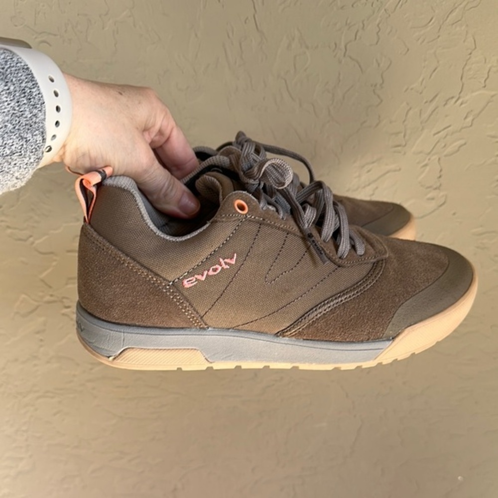 Evolv trax hiking shoes women’s size 7 men’s size 6 brown gray and‎ pink